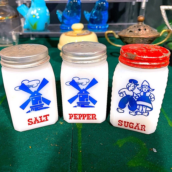 Vintage Anchor Hocking Milk Glass Shaker 3 piece set - Picture 1 of 2